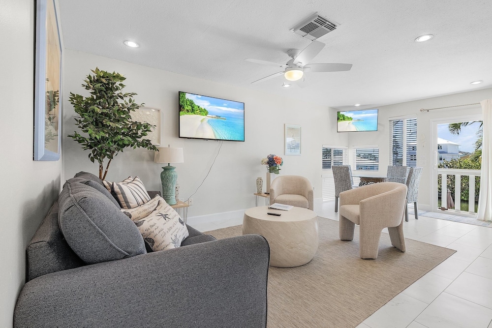21591/3 Waterfront Duplex With Pool And Spa - Manor 4 Bedroom Home