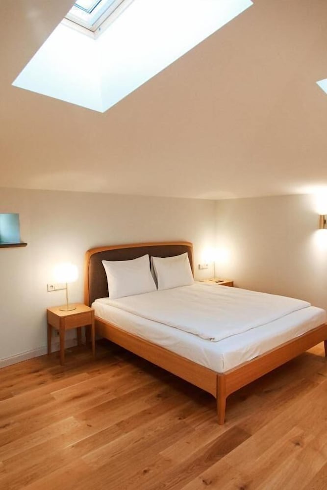 Roze Center Apartments