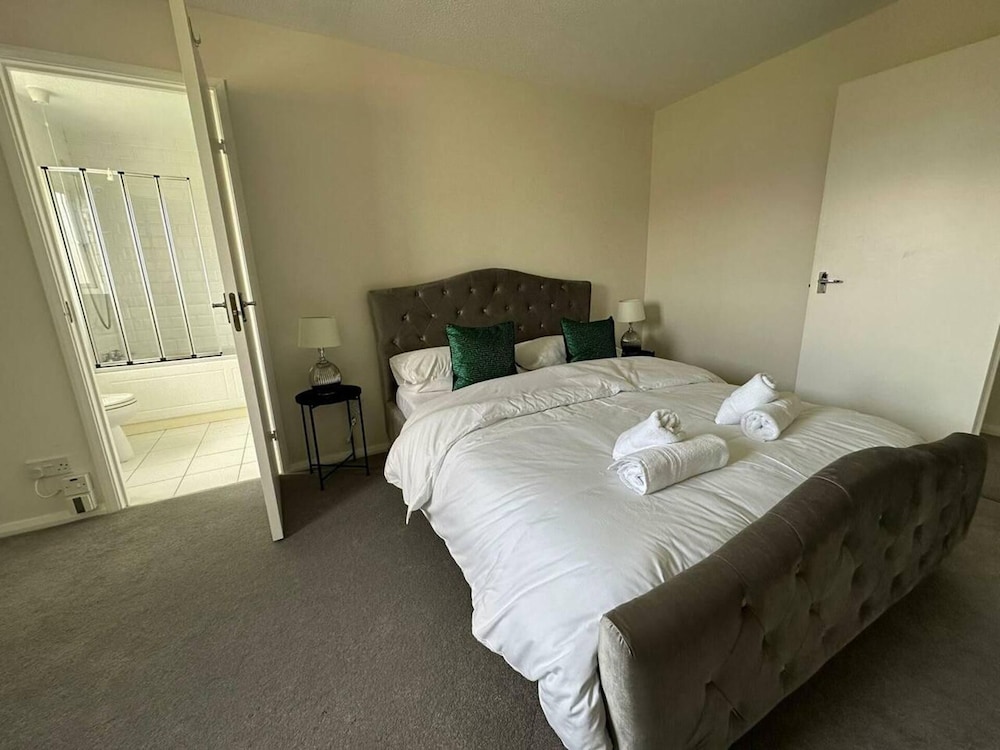 Beautiful 3-bed Apartment in Swansea view 5