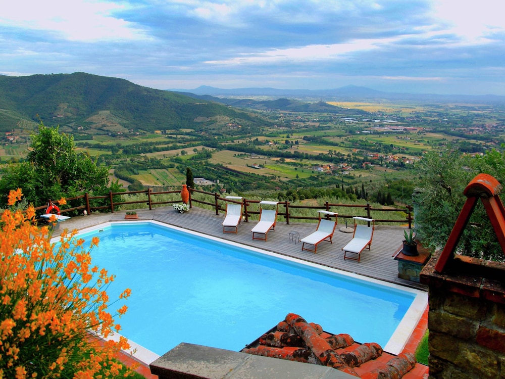 Villa in Tuscany With Pool and Valley Views view 4