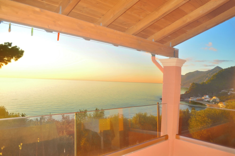 La Casa di Kosta Luxury Apartment, Kontogialos Beach, sea Views