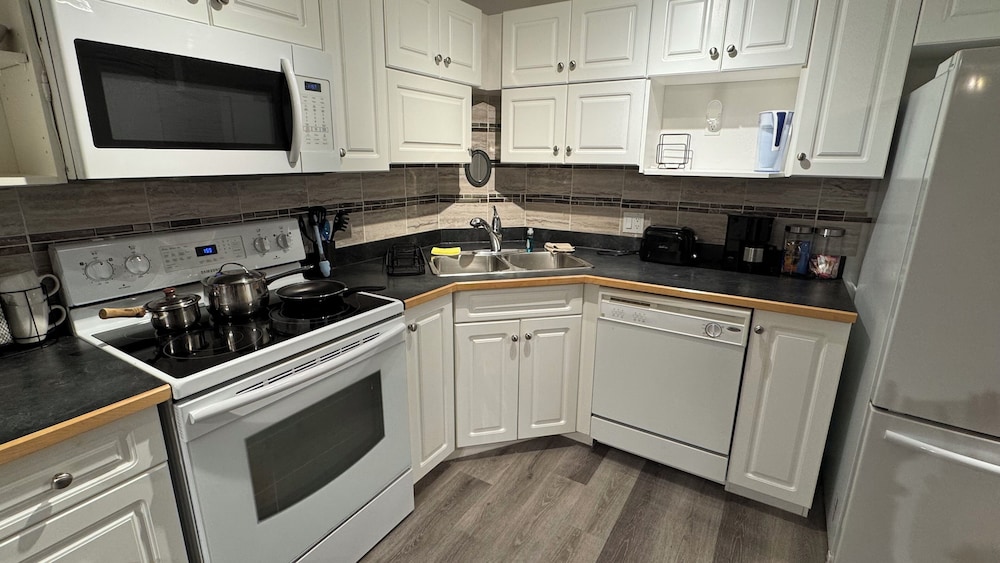 MainFloorCondo CozyFurnished Independent