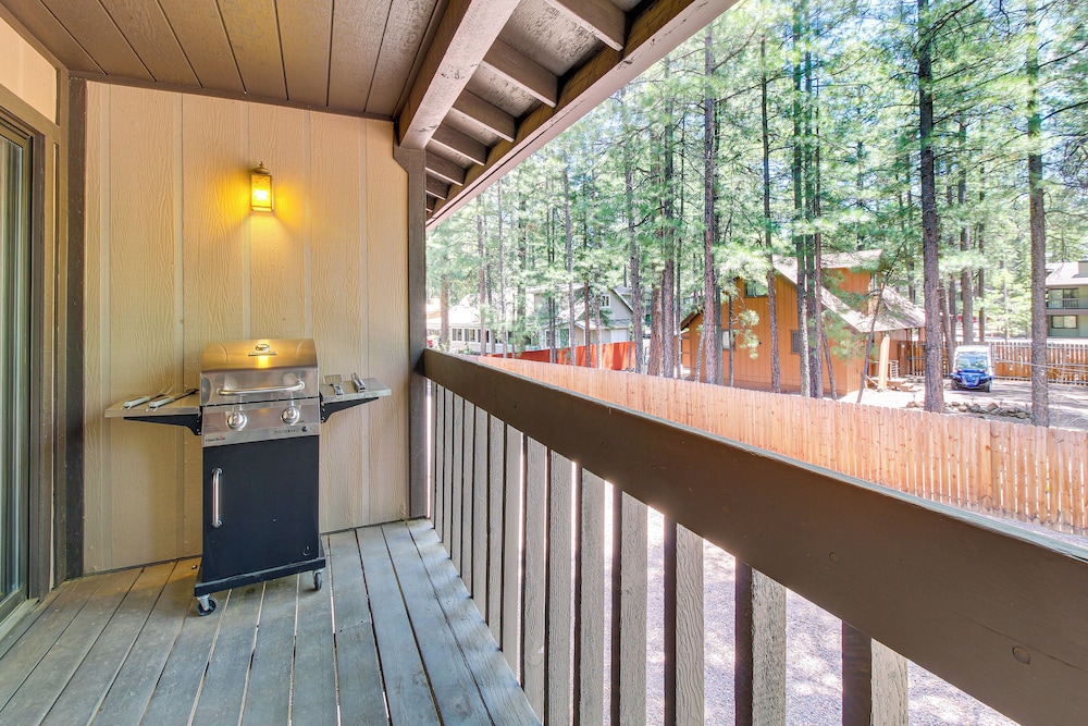 Hike & Golf: Family Home w/ Balcony in Pinetop! view 5