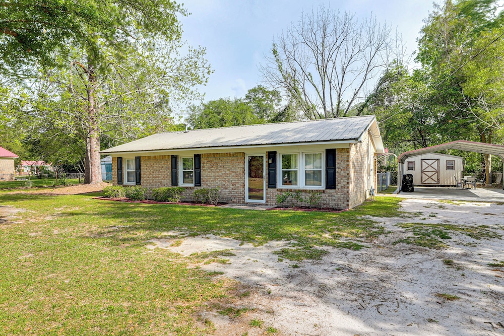< 5 Mi to Dtwn Walterboro: Grill, Game & More!