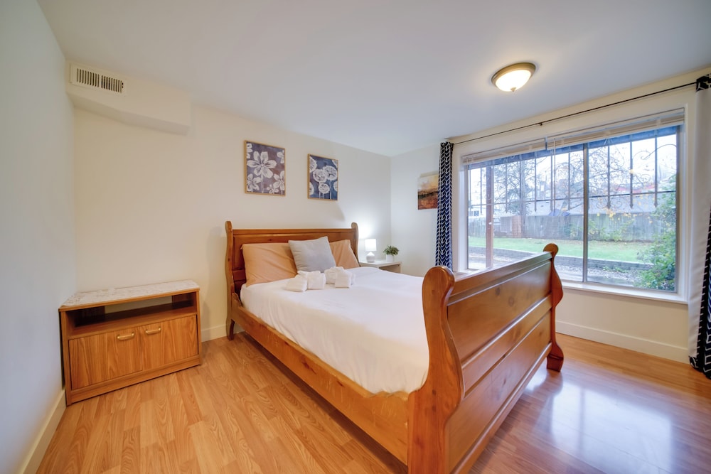 6 Mi to Downtown Seattle: Peaceful Apt w/ Patio