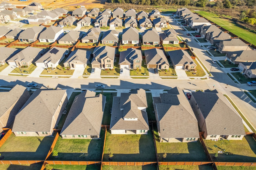 Luxurious 4-Bed Home in Aubrey TX