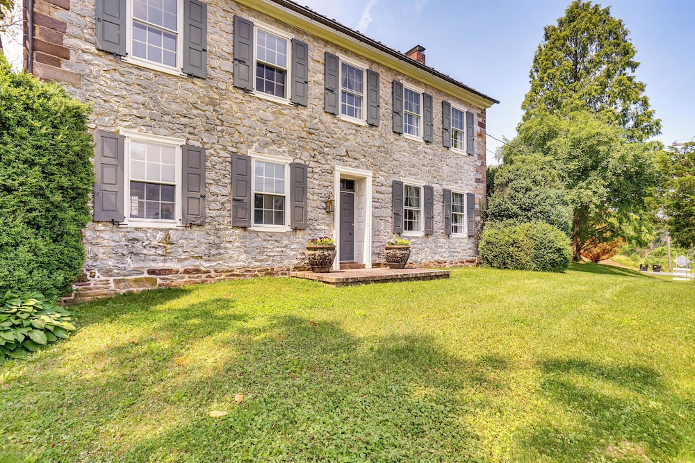 8 Mi to Reading: Spacious Farmhouse Retreat!