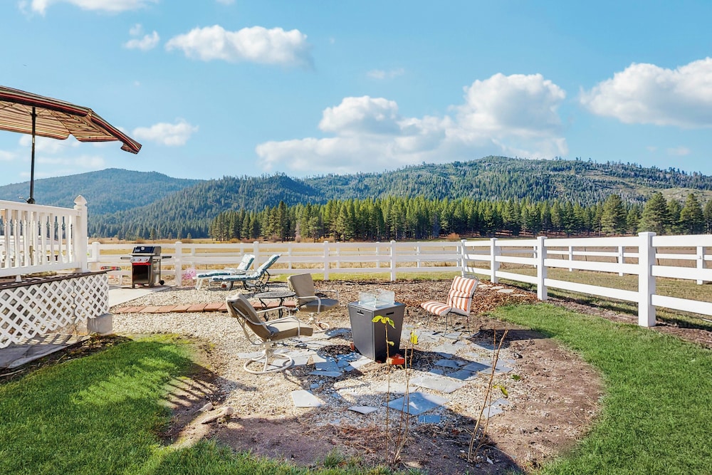 Unique 3br: Mountain Views, Hot Tub & Wood Stove