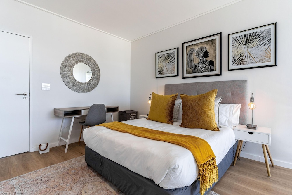 Urban Palette - Modern Artistic Green Point Apt