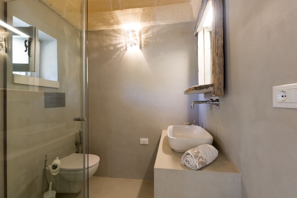 Trullo La Specchia en Cisternino — bathroom