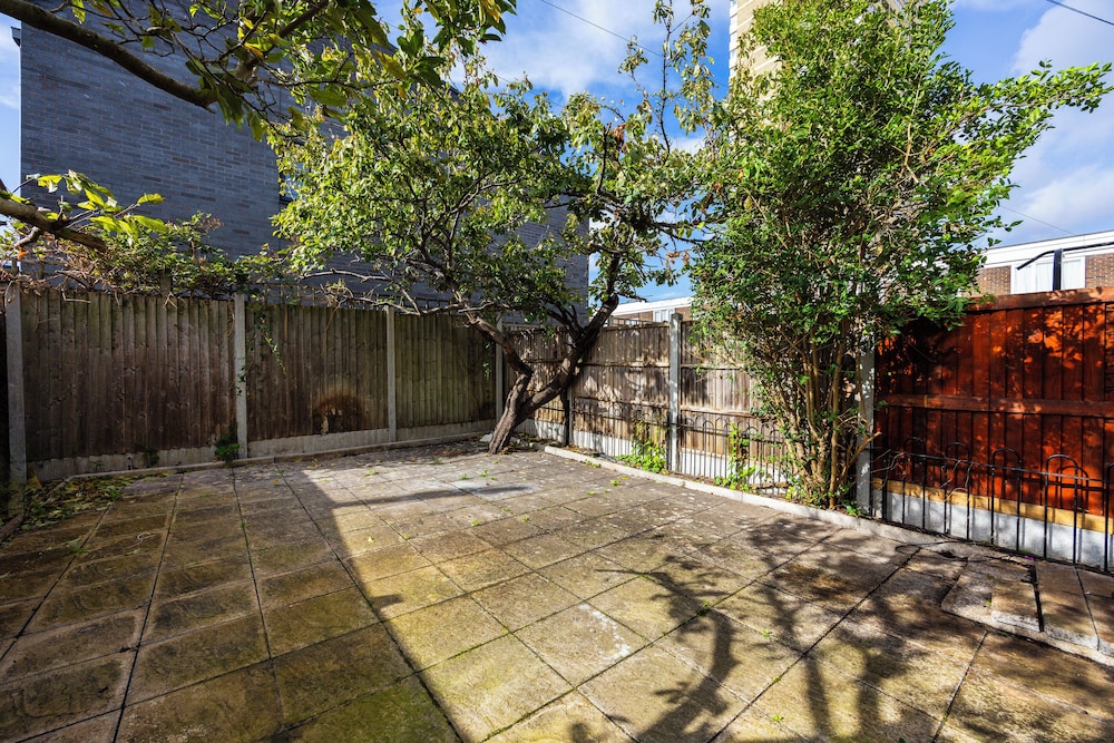 Modern 3 Bedroom House in Stratford