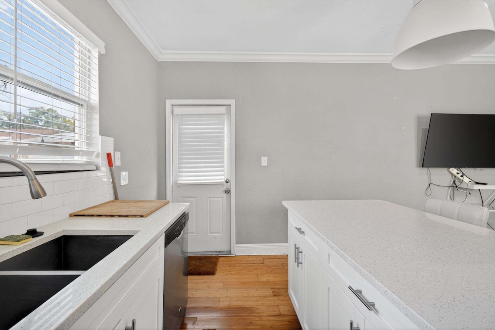 Modern Tampa Home Near Ybor And Downtown 3 Bedroom Home