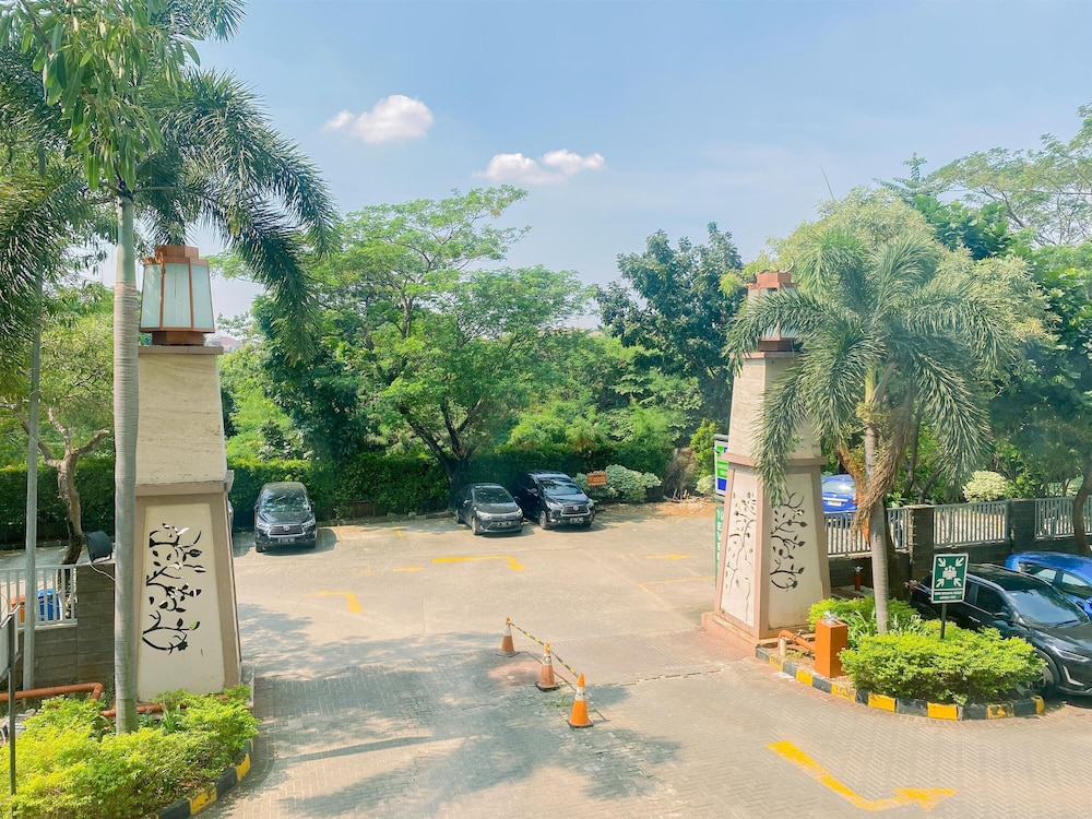 Comfort Living 1Br At Belmont Residence Puri Apartment view 2