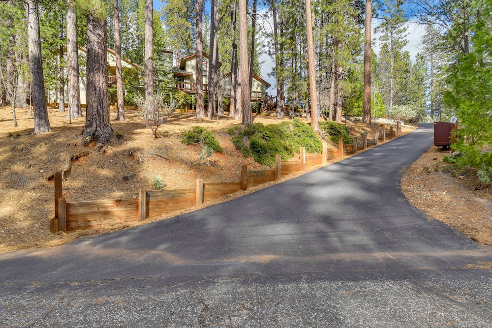 Hot Tub + Pool Table: Cabin Near Calaveras Park!