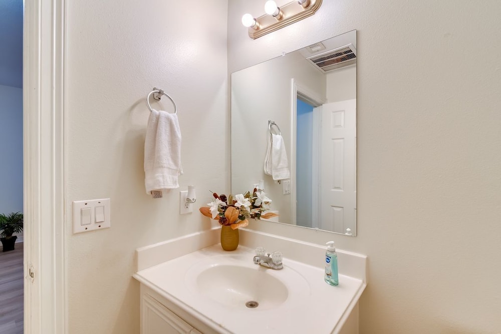 Family Friendly 3 Bedroom 2 bath Home