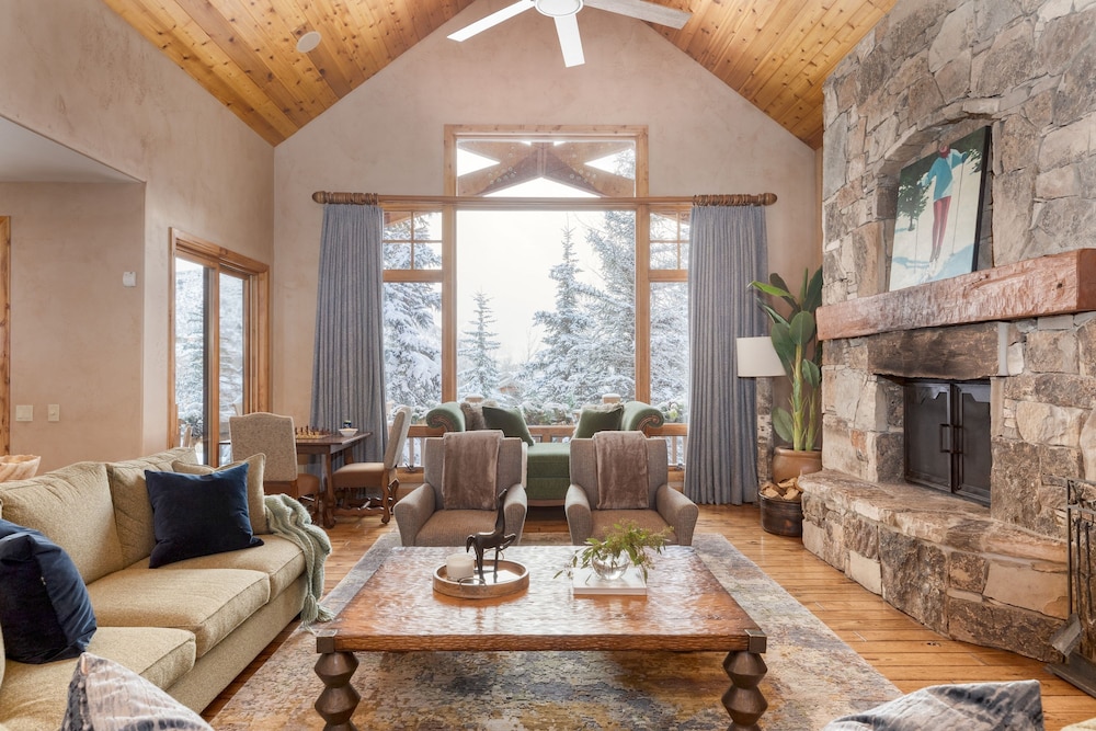 Telemark Luxury Retreat by Avantstay Stunning Views w Hot Tub Theatre Room and Pool Table
