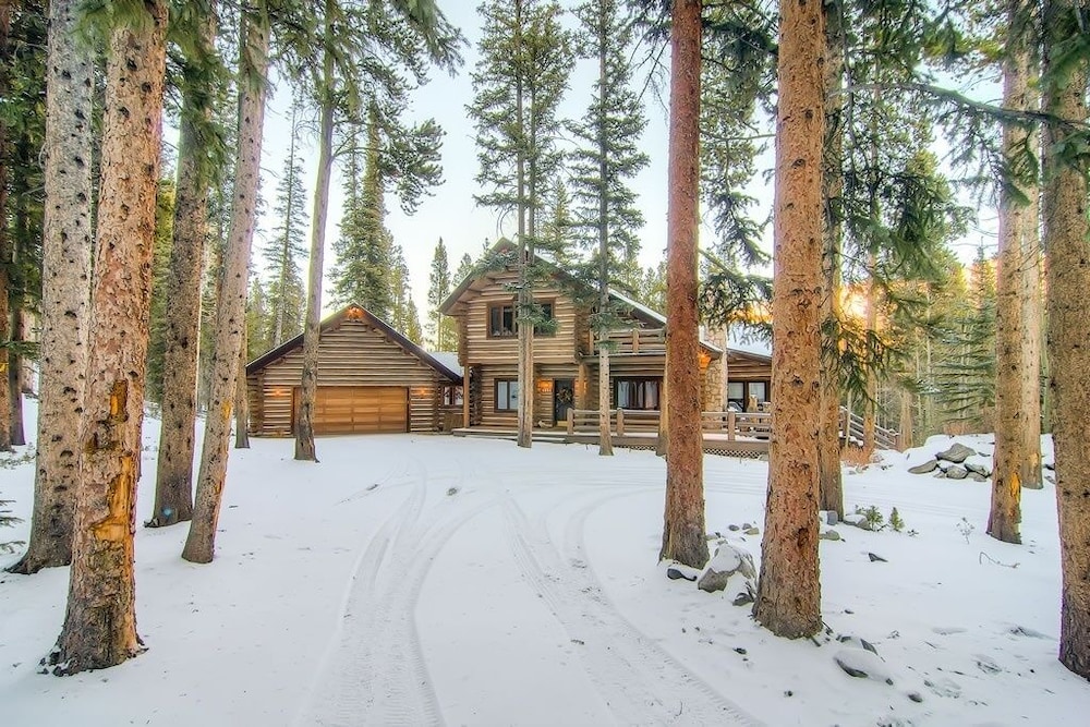 Bear Lodge 6 Bedroom Home by RedAwning