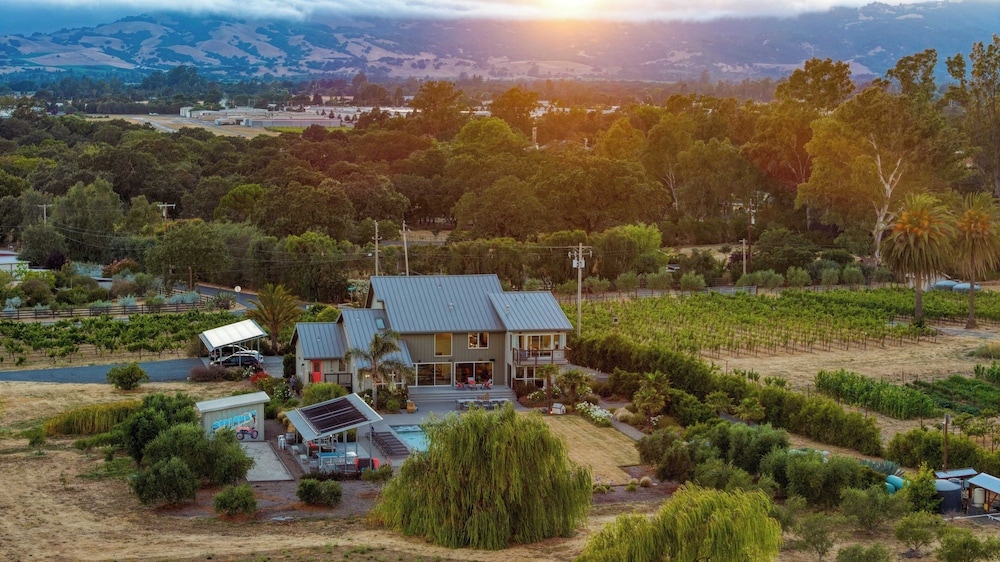 Coplan Vineyards by Avantstay 10-acre Estate w/ Pool, Spa, Bocce & Designer Interiors