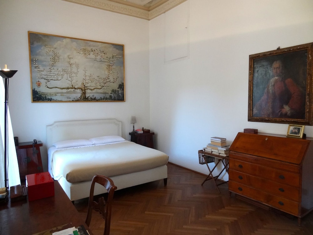 In Rome, Aristocratic, 3 Bedroom in Elegant, Historic Palace 3 Bedrooms 3 Bathrooms Apts
