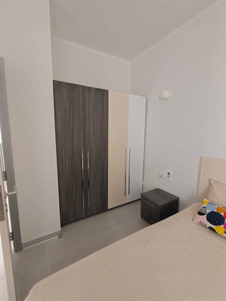 Twin Room with Laundry in Pembroke