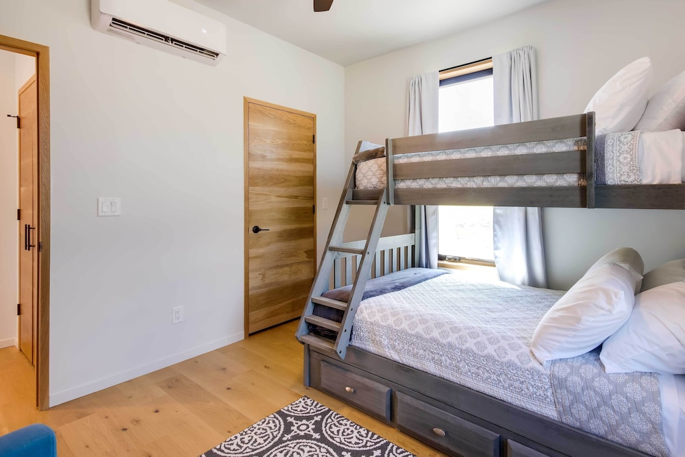 Yellowstone Prairie Retreat: 360 Mountain Views! view 5
