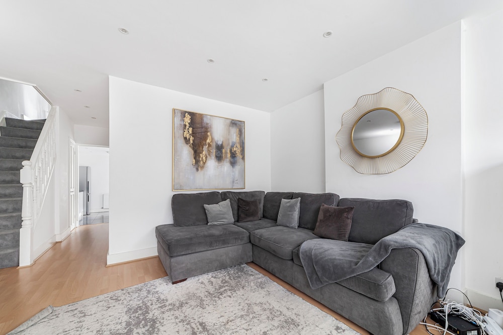 Spacious & Chic 3bed House in London