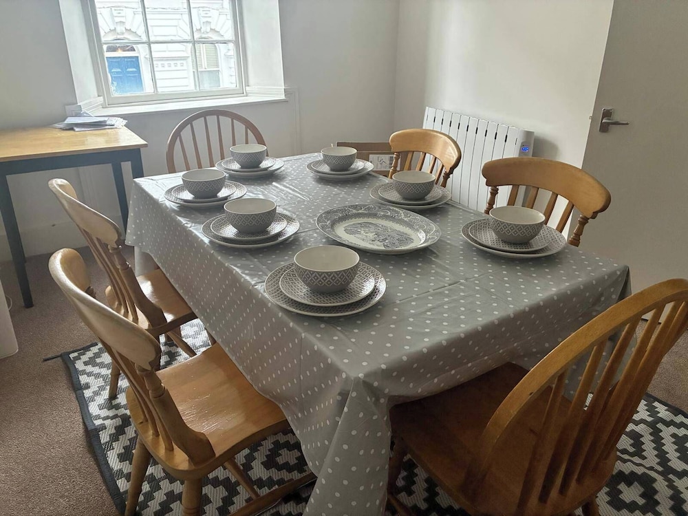 3-bed Seaside Haven - Sleeps 7 & Pet Friendly