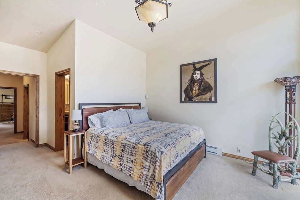 Landmark Vail - Charming Condo for 8 with Resort-style Amenities