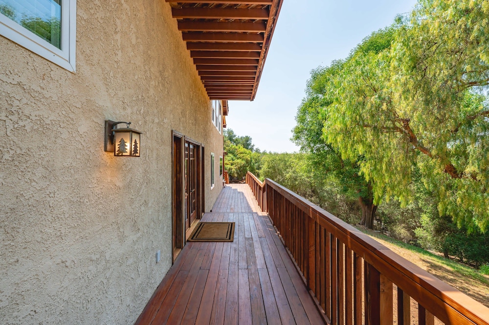 Mountain View Family Retreat w Game Room Scenic Decks