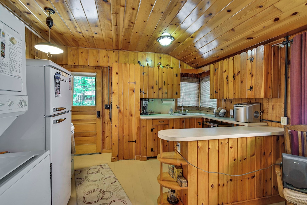 Cabin 600' to Manistee Lake Private Shared Access
