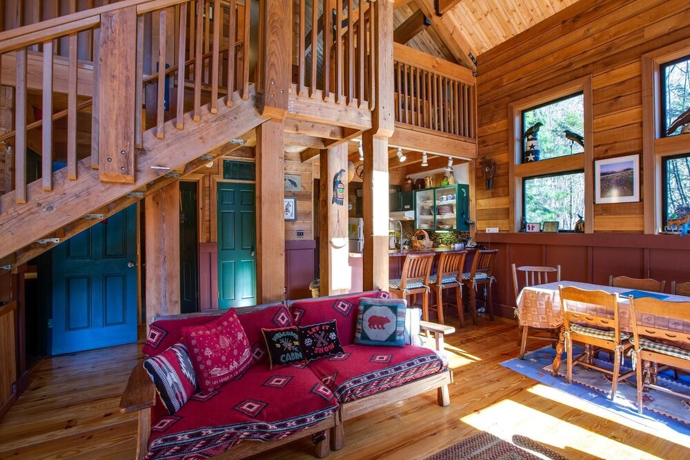 44mbr - Hot Tub- Pets Ok - Wifi - Bbq - Sleeps 8 2 Bedroom Home by RedAwning