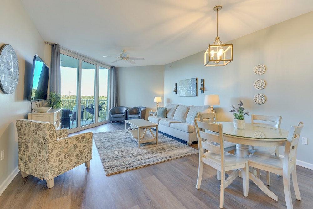 Walk to White-sand Beach: Resort Condo in Destin!