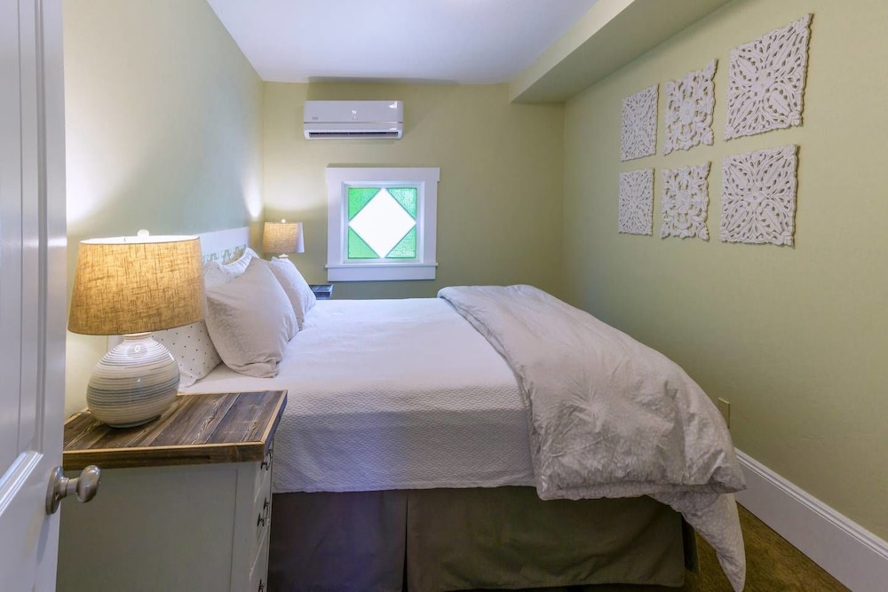 Pioneer House - North Suite view 4