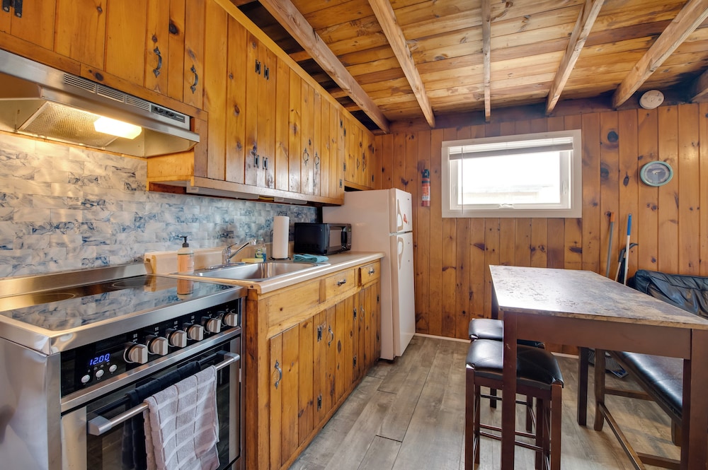 Near Beach & Downtown: York Cottage w/ Yard!