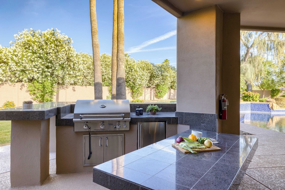 Luxe Scottsdale Oasis With Pool, Hot Tub, Firepit and Outdoor Lounge Avantstay