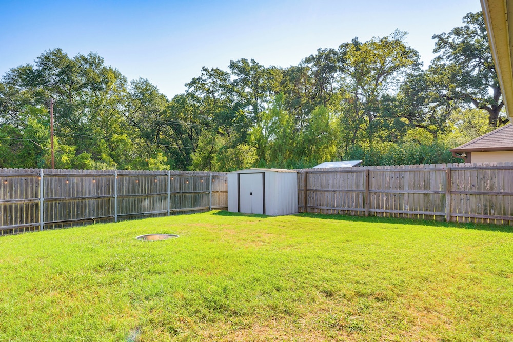 9 Mi to College Station: Dog-friendly Home w/ Yard