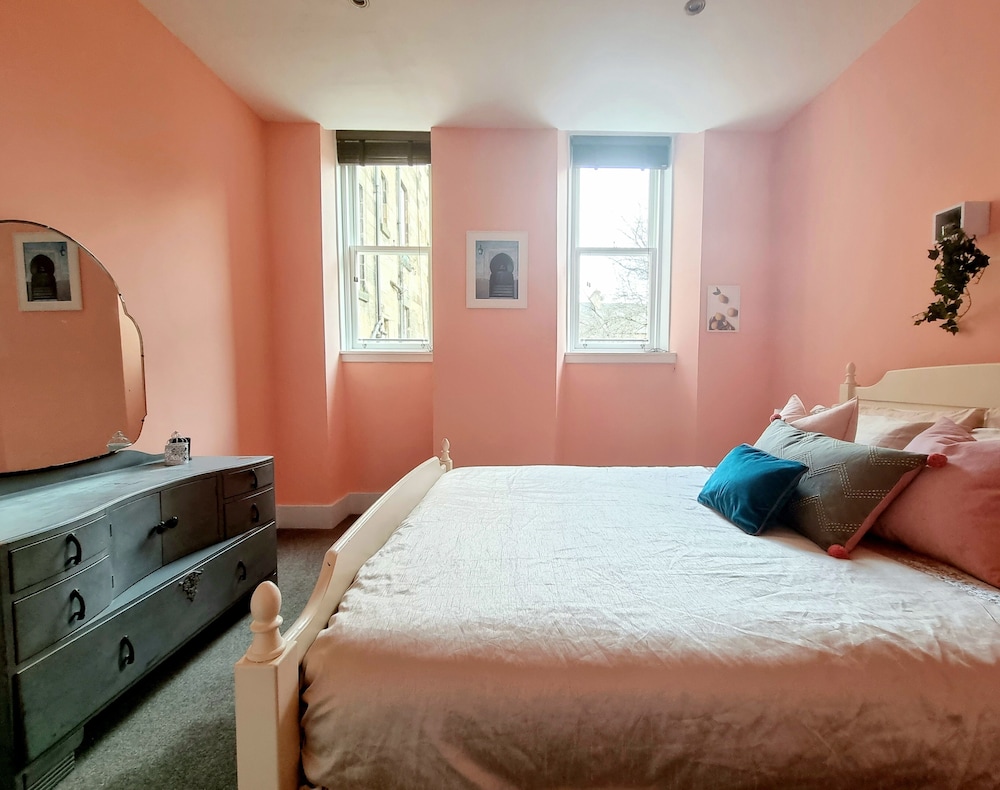 Vibrant Spacious Apartment In West End view 4