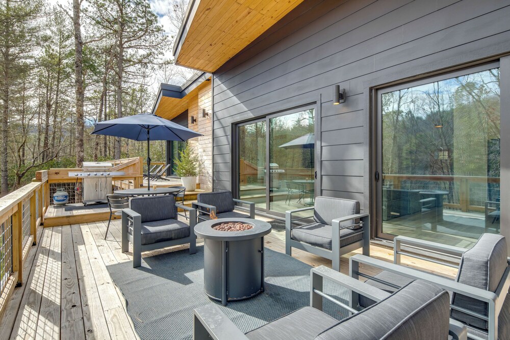 Hot Tub + Fire Pit: Modern North Carolina Retreat