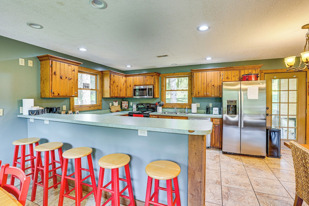 23 Mi to Mohican SP: Group-ready Lodge w/ Hot Tub