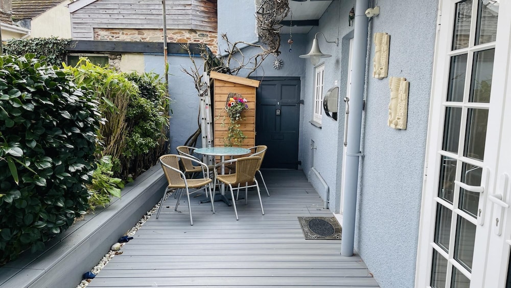 Beach Cottage - Nautical-themed Cottage in Central Totnes view 3