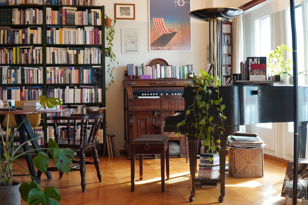 Chic 2BR Bright Penthouse With Open Wood Staircase