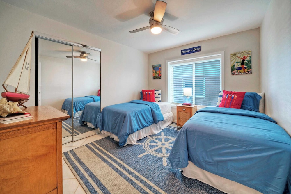 Sleeps 26 3 Island Retreat Condos w/ Beach Access, 2 Pools, Pickleball, Views