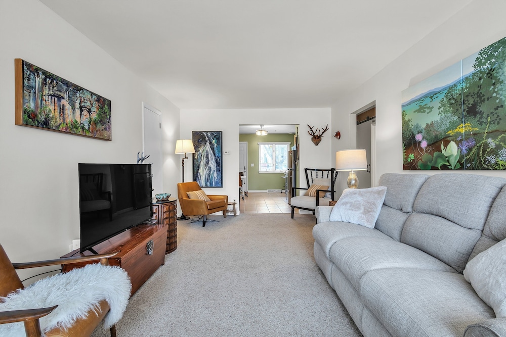 Harbor Hideaway - Walk To Beach, Dining & Downtown 2 Bedroom Condo
