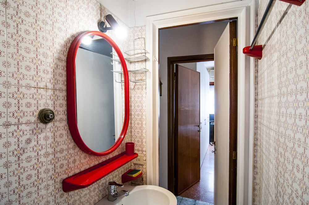 Aurelio & Vaticano Elegant Flat