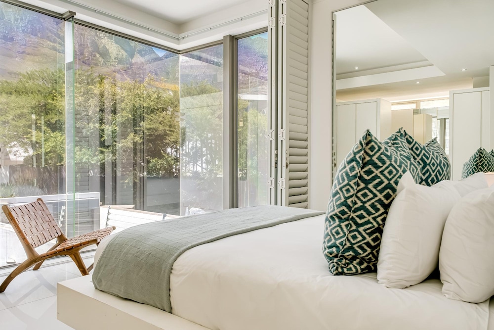 Villa Bleu Blanc in Camps Bay With Pool and Views
