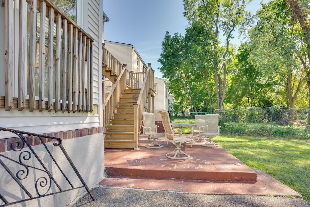 4 Mi to Nyc, Shared Yard: Englewood Apartment!