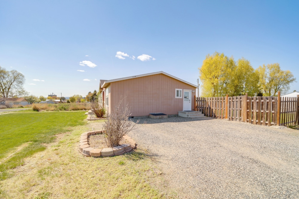 1 Mi to Lake: Getaway w/ Patio in Coulee City!