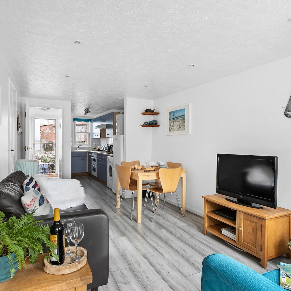 Pippin Cottage - Character Cottage With the Spirit of the sea view 4