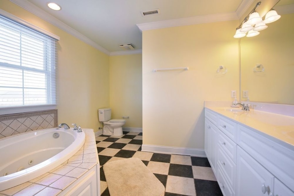 Sweet Dreams Private 4 Bedroom Home by RedAwning