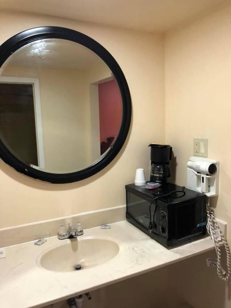 Scottish Inn & Suites